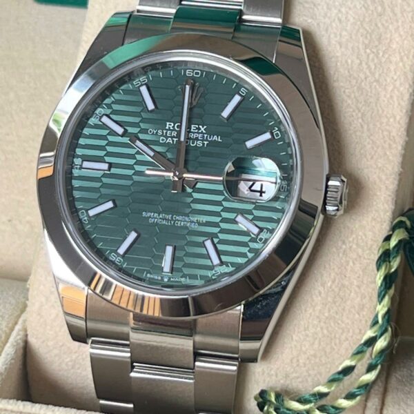 Rolex Datejust 41mm Green Motif Ref.126300 - immagine 2